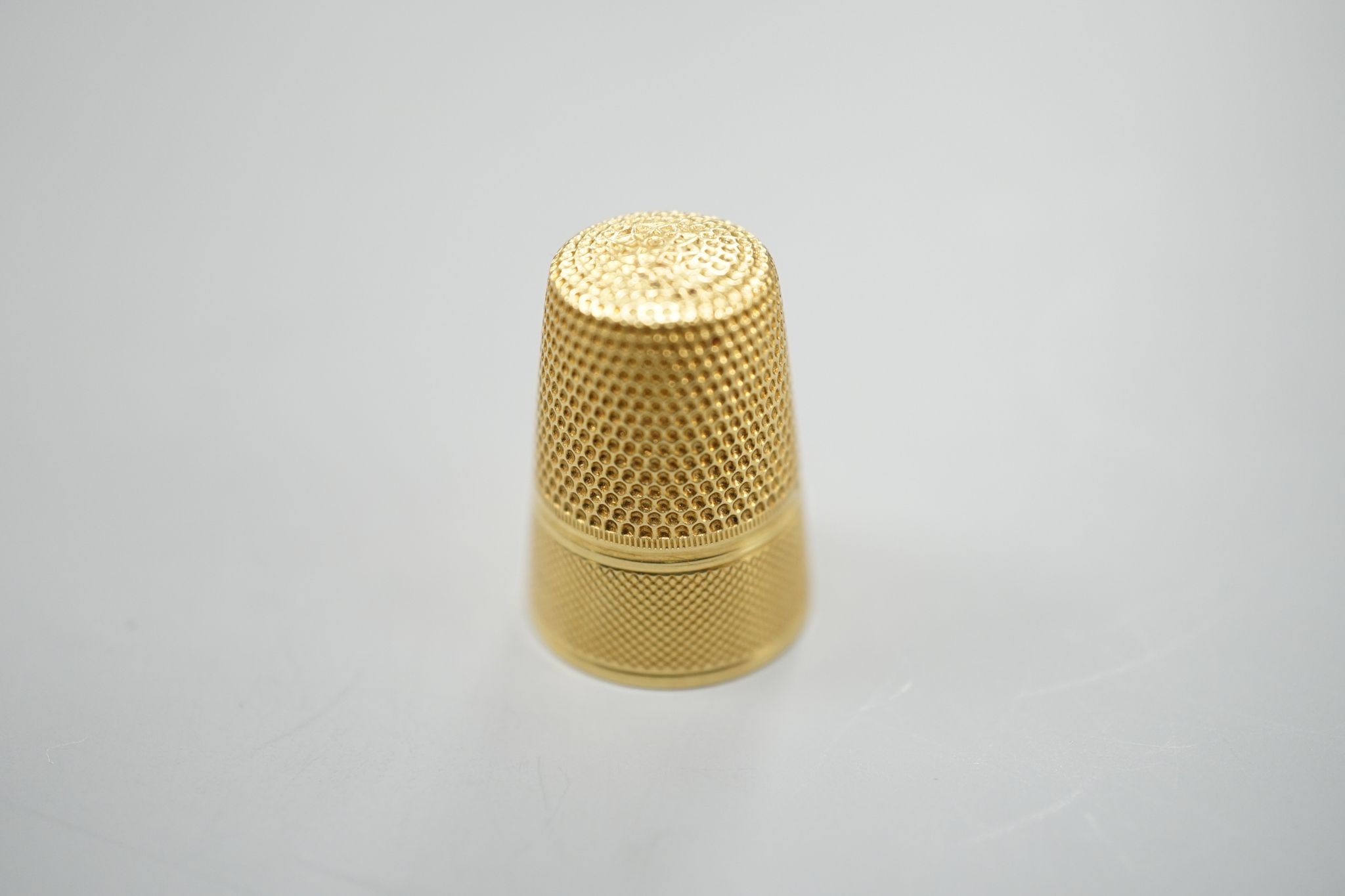 A 750 yellow metal thimble, 23mm